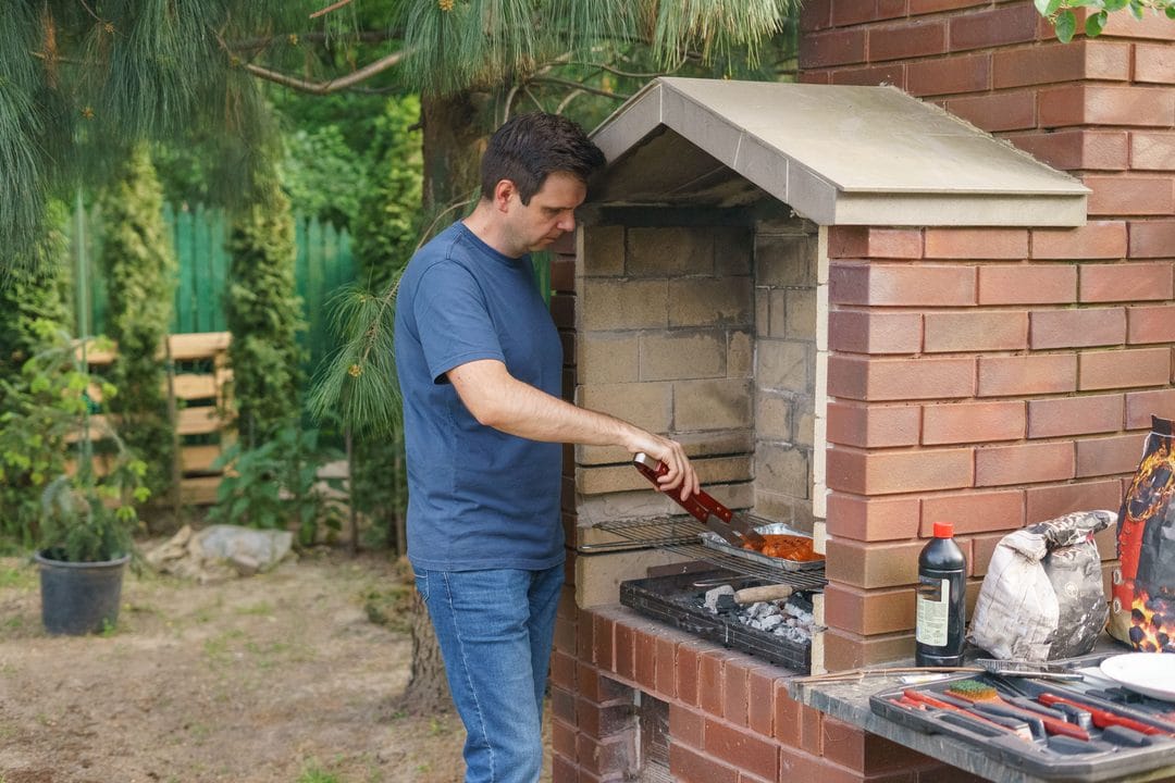 Outdoor-Küche im Garten 2026: Material, Kosten und der Planungsfehler, der aus dem Grillplatz ein genehmigungspflichtiges Bauwerk macht