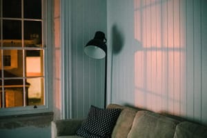 Lichtkonzept für den Herbst: Stehlampen, Lichttemperatur und der Fehler, der jeden Wohnraum kalt wirken lässt