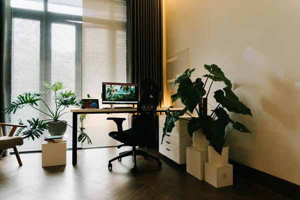 Home-Office im Altbau einrichten: Ergonomie, Licht und Stauraum auf kleiner Fläche