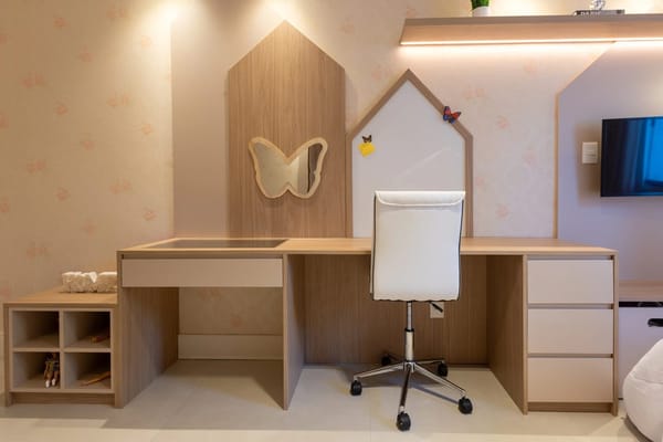 Kinderzimmer zum Schulstart einrichten: Schreibtisch, Licht und der Wachstumsfehler, der jeden Kinderschreibtisch nach einem Jahr unbrauchbar macht