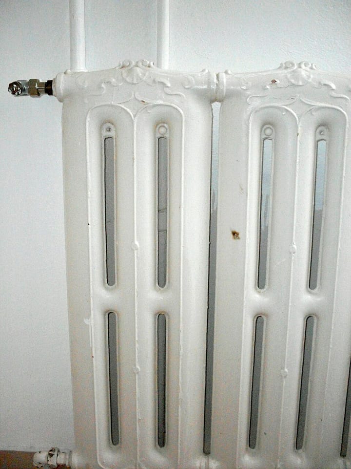 Dachgeschosswohnung einrichten: Möbel unter Schrägen